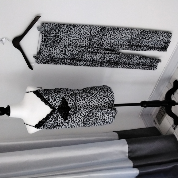 NWOT Ladies 2 piece pajama set - Picture 1 of 9